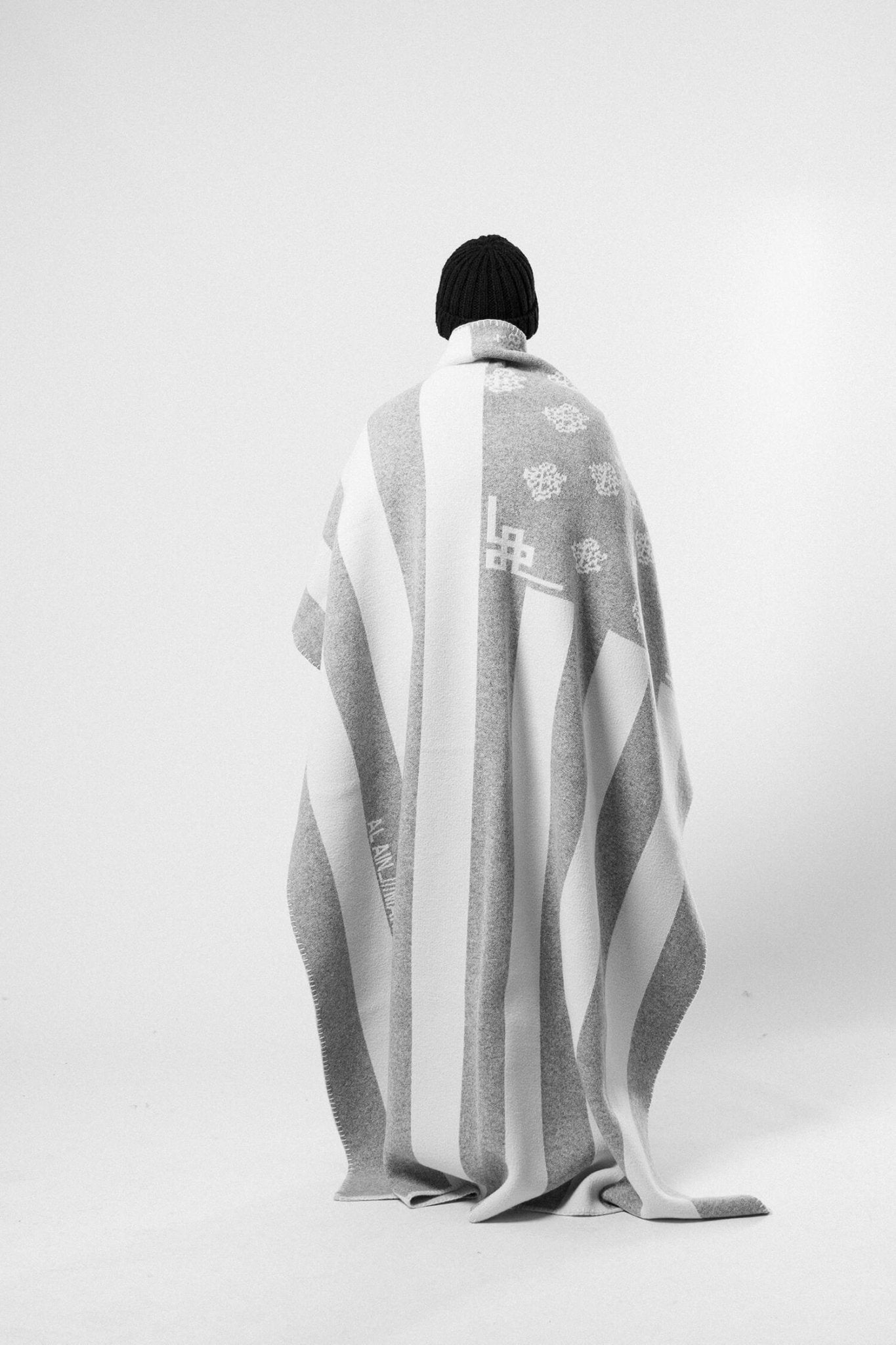 A_BLANKET FLAG GREY - Al Ain Académie