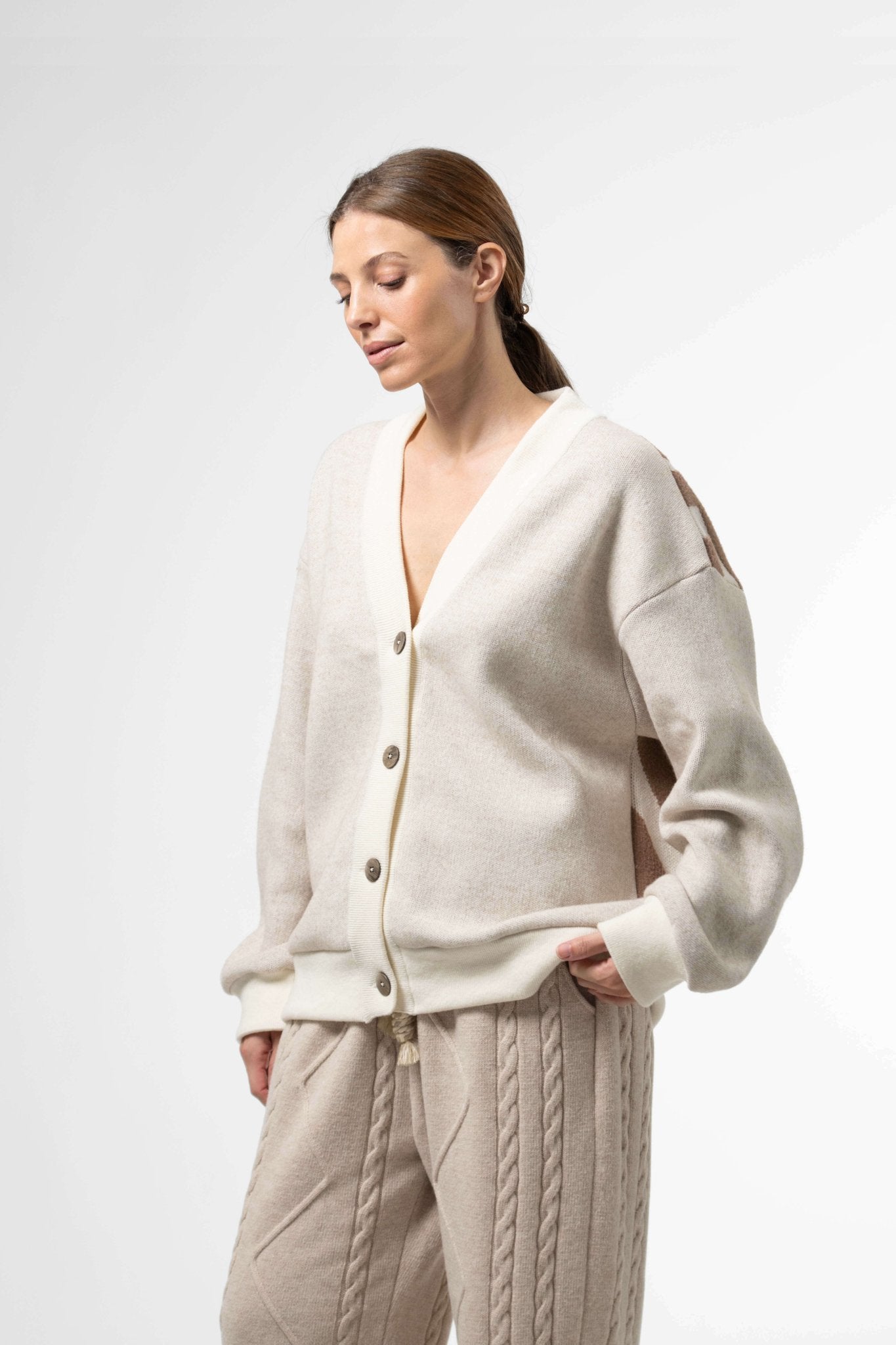 CARDIGAN /// TOUT EN LAIEN TEST - Al Ain Académie